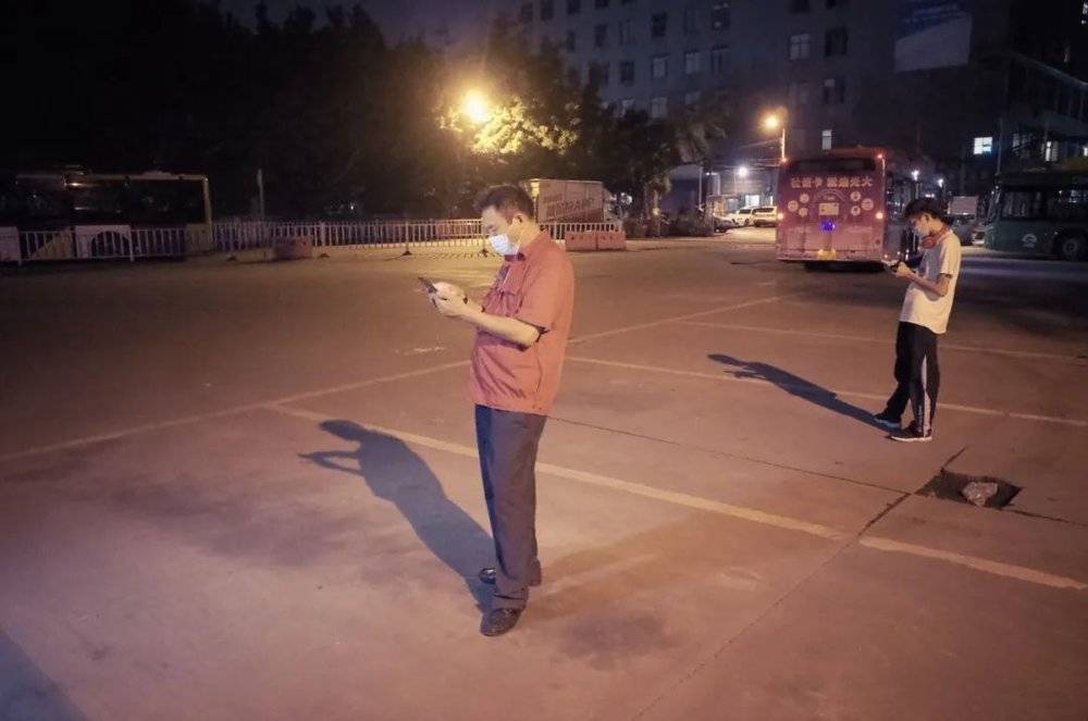 香港現金網:一晚打賞三四萬,“大哥”“大姐”究竟在想啥?